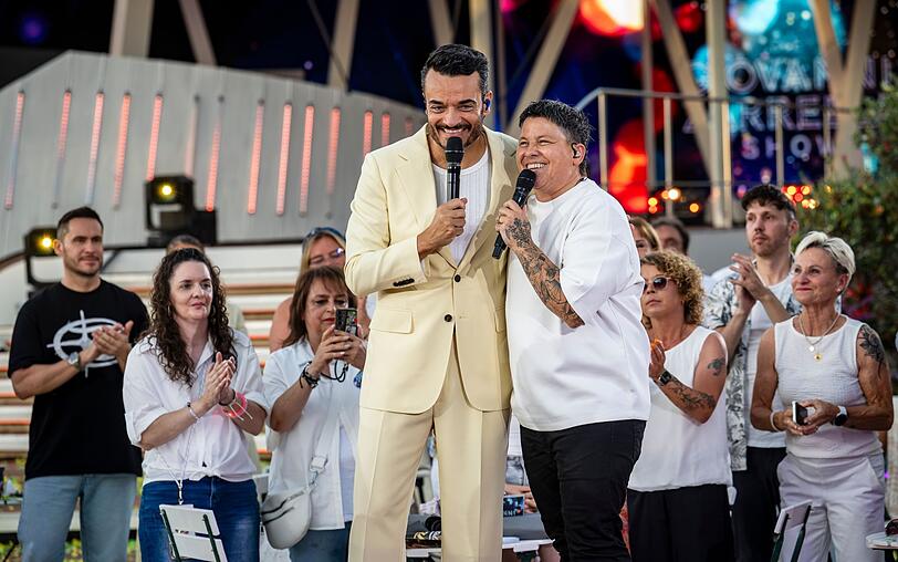 Man kennt sich, man mag sich: Giovanni Zarrella feiert bei der Jubiläumsausgabe seiner Samstagabendshow mit Kerstin Ott, die in der Vergangenheit schon oft mit ihm auf der Bühne stand. Man kennt sich, man mag sich: Giovanni Zarrella feiert bei der Jubiläumsausgabe seiner Samstagabendshow mit Kerstin Ott, die in der Vergangenheit schon oft mit ihm auf der Bühne stand.