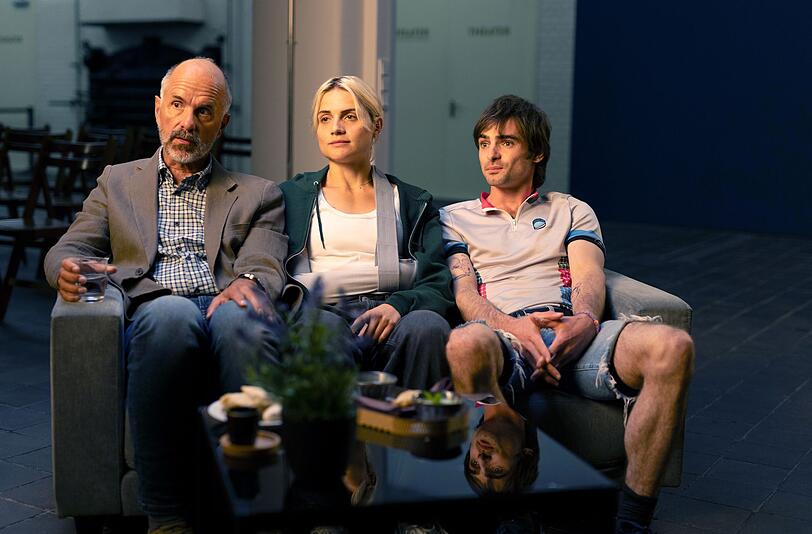Bert (Christoph Maria Herbst, links) versteht sich unerwartet gut mit Tyler (Aaron Hilmer) und den anderen Freunden seiner Tochter Les (Mala Emde).