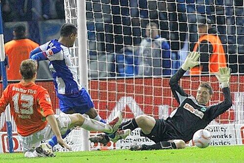 Der ärgerliche Schlusspunkt aus Fürther Sicht: Raffael überwindet Fürths Keeper Max Grün im zweiten Versuch zum 2:0.