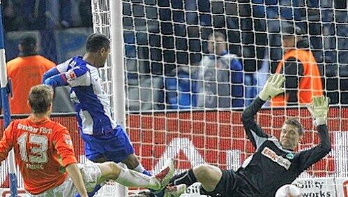 Der ärgerliche Schlusspunkt aus Fürther Sicht: Raffael überwindet Fürths Keeper Max Grün im zweiten Versuch zum 2:0. Der ärgerliche Schlusspunkt aus Fürther Sicht: Raffael überwindet Fürths Keeper Max Grün im zweiten Versuch zum 2:0.