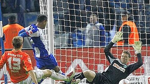 Der ärgerliche Schlusspunkt aus Fürther Sicht: Raffael überwindet Fürths Keeper Max Grün im zweiten Versuch zum 2:0.