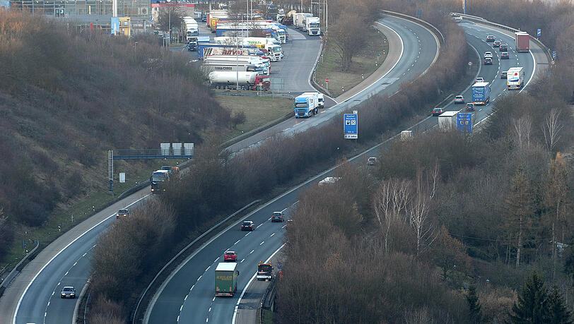 Die A3 zwischen Randersacker und Würzburg-Heidingsfeld: Rund 100.000 Fahrzeuge rollen hier fast täglich über die Autobahn. Die A3 zwischen Randersacker und Würzburg-Heidingsfeld: Rund 100.000 Fahrzeuge rollen hier fast täglich über die Autobahn.