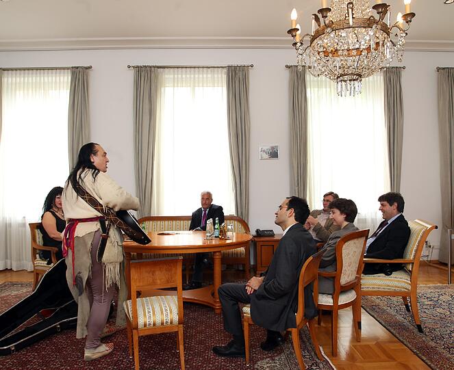 Kult für den Kultusminister: Liedermacher-Legende Willy Michl besucht mit seiner Frau Cora Kultusminister Ludwig Spaenle in seinem Büro - und spielt dem Fan ein Ständchen.