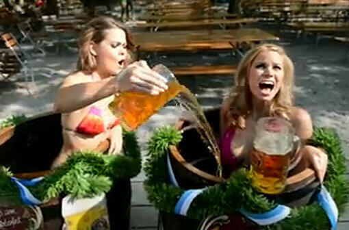 Wiesn-Playmates Anna und Kathrin baden im Oktoberfest-Bier.