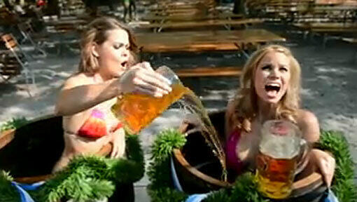 Wiesn-Playmates Anna und Kathrin baden im Oktoberfest-Bier. Wiesn-Playmates Anna und Kathrin baden im Oktoberfest-Bier.