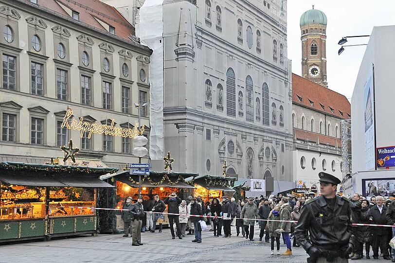 Die Feuerwehr sperrt die Fußgängerzone ab. Putz war von einer Hausfassade gebröckelt.