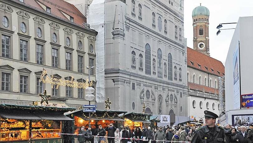 Die Feuerwehr sperrt die Fußgängerzone ab. Putz war von einer Hausfassade gebröckelt. Die Feuerwehr sperrt die Fußgängerzone ab. Putz war von einer Hausfassade gebröckelt.
