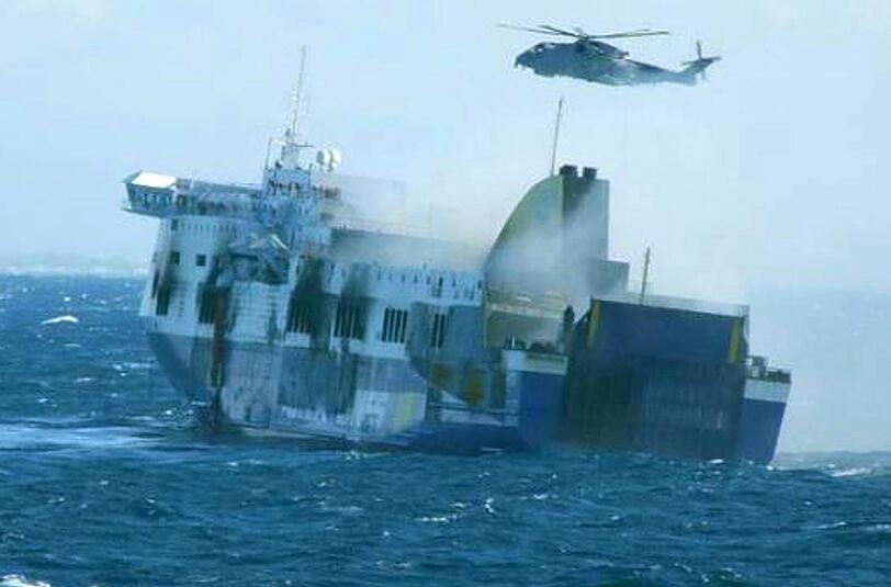 Beim Abschleppen der havarierten Adria-Fähre "Norman Atlantic" sind zwei albanische Seemänner ums Leben gekommen