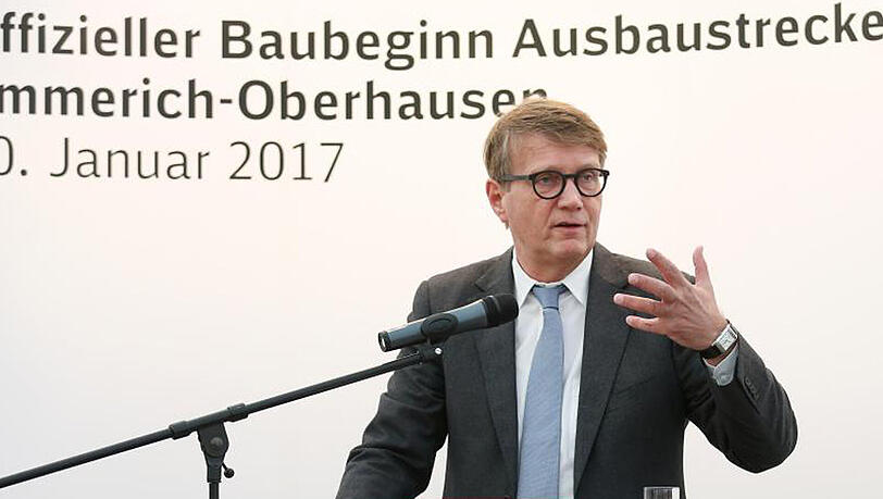 Ronald Pofalla, Vorstandsmitglied der Deutschen Bahn AG, spricht zum Baubeginn der Betuwe-Bahnstrecke in Oberhausen.