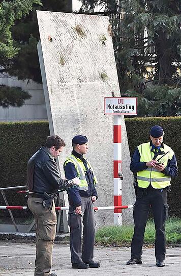 Zunächst gingen Feuerwehr und Polizei von einem Brand im U-Bahn-Tunnel aus, schnell konnte allerdings Entwarnung gegeben werden.