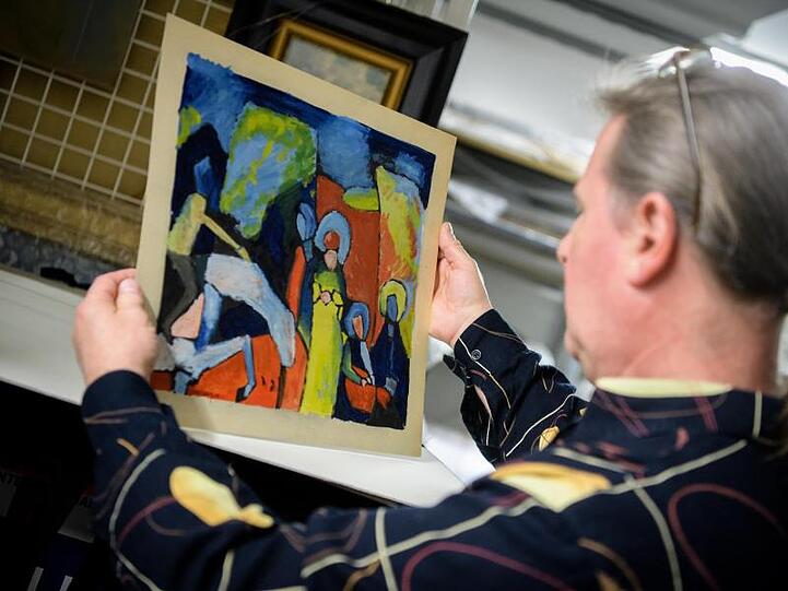 Kunstfahnder Dieter Sölch zeigt ein gefälschtes Kunstwerk. Foto: Matthias Balk/Archiv