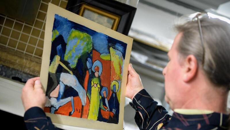 Kunstfahnder Dieter Sölch zeigt ein gefälschtes Kunstwerk. Foto: Matthias Balk/Archiv Kunstfahnder Dieter Sölch zeigt ein gefälschtes Kunstwerk. Foto: Matthias Balk/Archiv
