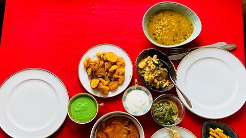 Zwei Vor- und zwei Hauptspeisen machen den Tisch bunt - und reichen sogar für mehrere Mahlzeiten. Die Momos (Teigtaschen rechts unten) sind dabei eine besondere Spezialität.