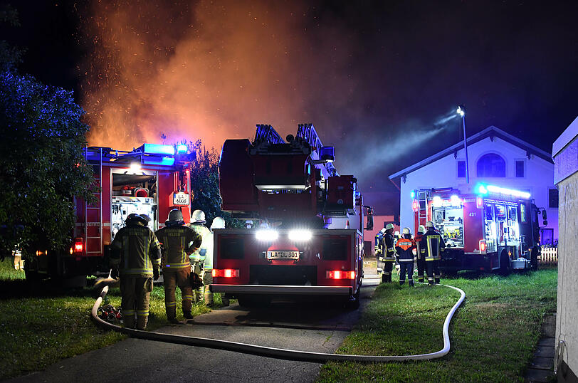 Das Feuer zerstörte die  Scheune eines Dreiseithofs in  Oberrammelsberg in der Gemeinde Wurmsham.