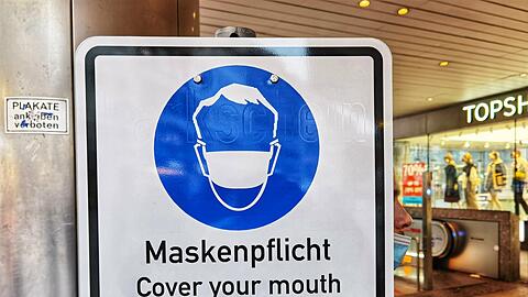 Trotz Lockerungen muss auch weiterhin Maske getragen werden. (Symbolbild)