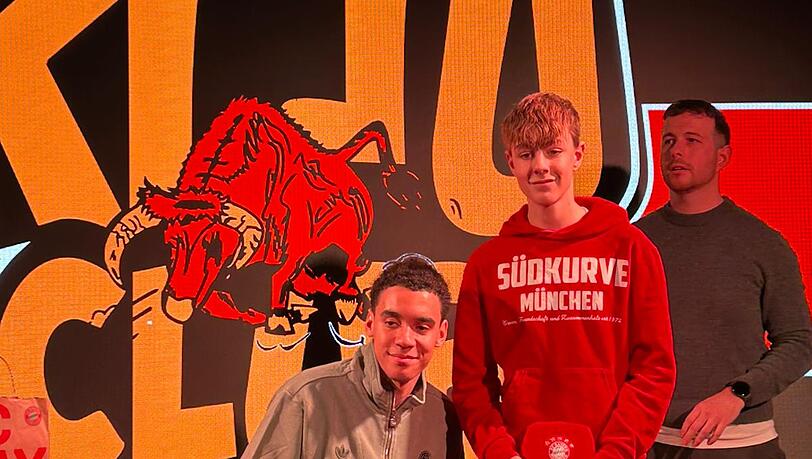 Jamal Musiala schreibt beim Fanklub-Besuch in Simbach fleißig Autogramme. Jamal Musiala schreibt beim Fanklub-Besuch in Simbach fleißig Autogramme.