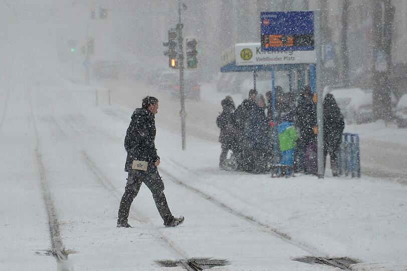 Deutschland bibbert: Mit eisigen Temperaturen und teils kräftigen Schneefall zieht der Winter ein. Die Bilder