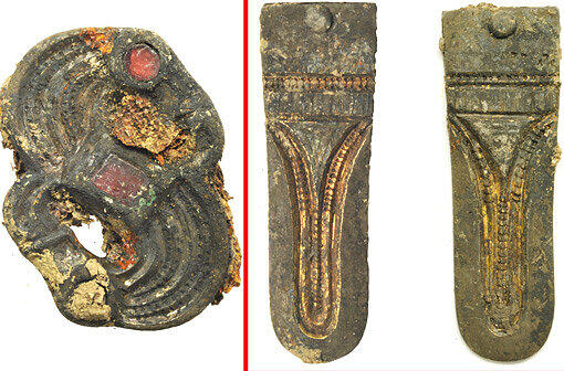 Links: Silberne S-Fibel, eine Sicherheitsnadel für Kleider. Rechts: Riemenzungen (teils vergoldet) für die Wadenschützer. (Größenverhältnis nicht maßstabsgerecht.)