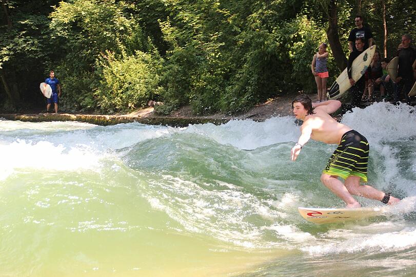 Tobi Schroeder aus Südafrika ist Student und hat das Surfen aus seiner Heimat mitgebracht. Auf der stehenden Flusswelle musste er das Surfen erst lernen.