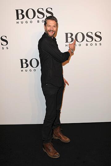 Wer ist hier der Boss? Kai Wiesinger scherzt auf dem roten Teppich bei der BOSS-Party und Vernissage "A PERSONAL TOUCH - young photo journalists at the red carpet" im Rahmen der Berlinale im BOSS Store Berlin am Mittwoch.