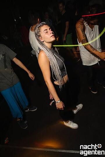 Gute Laune Hoch 10 wurde samstags im Ampere zelebriert. 14 lokale Minimal-/Techno-DJs sorgten für die gute Laune.