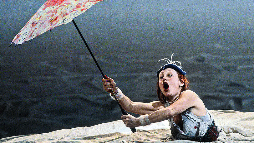 Gisela Stein in Becketts "Glückliche Tage" (Kammerspiele, 1990). Gisela Stein in Becketts "Glückliche Tage" (Kammerspiele, 1990).