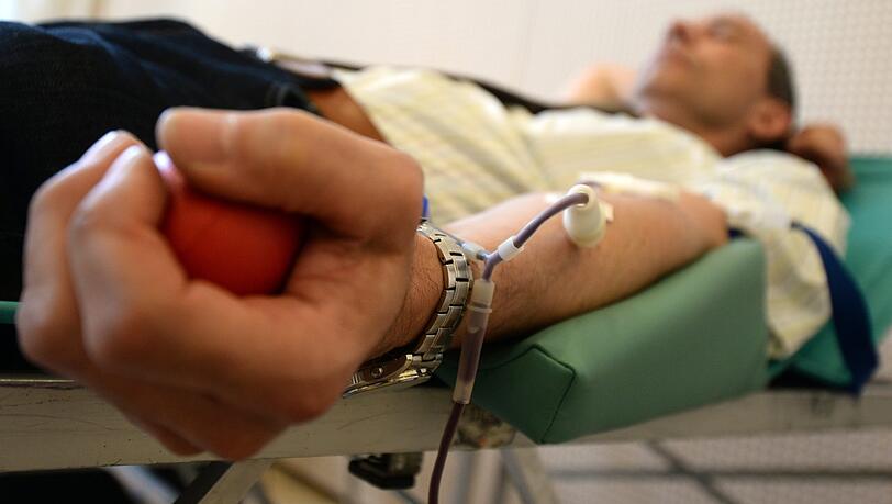 Ein Mann spendet Blut. Für homosexuelle Männer ist es nach wie vor fast unmöglich, Spender zu werden. Ein Mann spendet Blut. Für homosexuelle Männer ist es nach wie vor fast unmöglich, Spender zu werden.