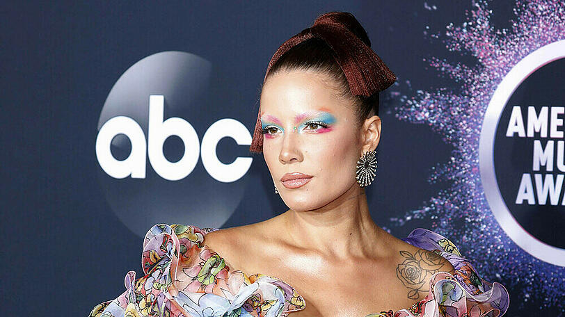 Sängerin Halsey auf dem roten Teppich des Microsoft Theaters in Los Angeles