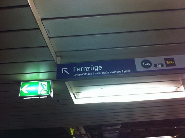 Normalerweise führt die Rolltreppe in Richtung der Fernzüge.