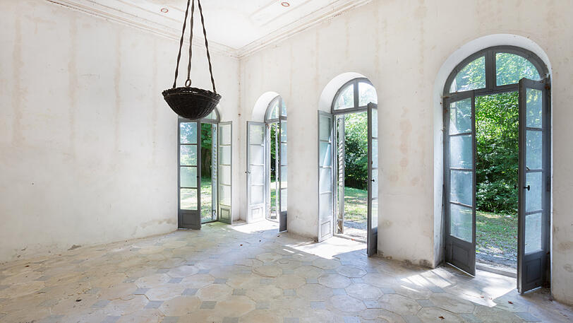 Altehrwürdig, gediegen &ndash; und fast zu schön, um wahr zu sein: Mit diesen Fotos der Villa will das Immobilienbüro Duken von Wangenheim kaufkräftigen Kunden das denkmalgeschützte Anwesen mit Seeblick schmackhaft machen.