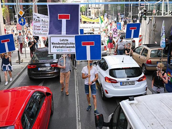 Der wachsende Verkehr in den Städten führt immer häufiger zu Protesten.