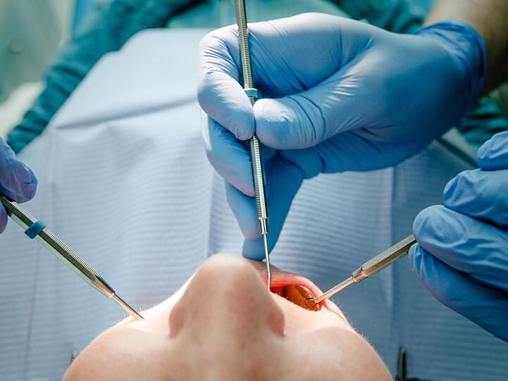 Ein Zahnarzt behandelt einen Patienten. Foto: Markus Scholz/dpa/Symbolbild