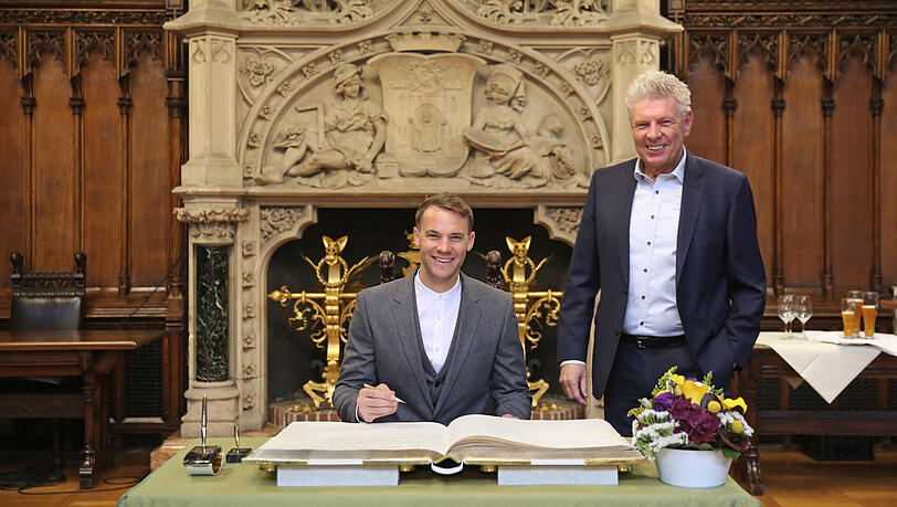 Auch Manuel Neuer trägt sich als Kapitän ins Goldene Buch ein. Auch Manuel Neuer trägt sich als Kapitän ins Goldene Buch ein.