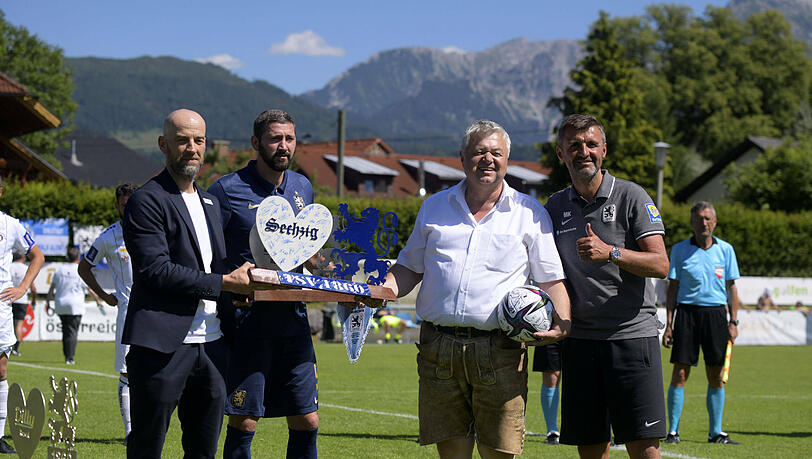 Hotelier Horst Dilly (2.v.r.) zusammen mit Sechzigs Sport-Geschäftsführer Günther Gorenzel (l.), Kapitän Sascha Mölders (2.v.l.) und Trainer Michael Köllner.