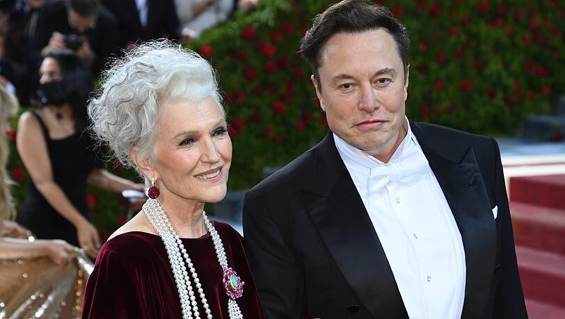 Maye Musk begleitete ihren Sohn Elon in diesem Jahr zur Met Gala.
