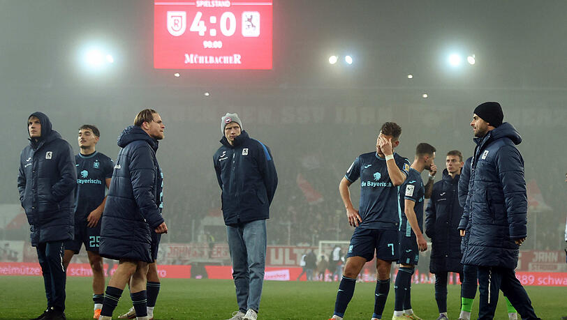 Desaster im Nebel von Regensburg: Die Löwen trotten nach dem Spiel über den Rasen. Desaster im Nebel von Regensburg: Die Löwen trotten nach dem Spiel über den Rasen.