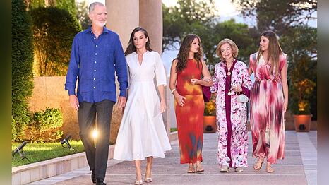Drei Generationen beim Sommerempfang in Marivent: Felipe und Letizia sowie ihre T&ouml;chter Leonor und Sof&iacute;a gemeinsam mit Oma K&ouml;nigin Sofia.