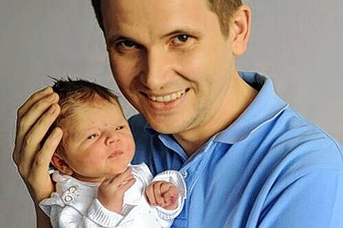 Stolzer Papa: Marc Paucke mit seinem Sohn Tim, dem Neujahrsbaby 2010.