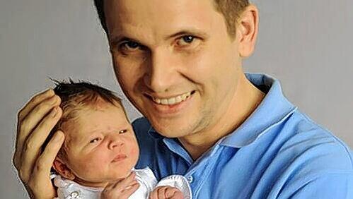 Stolzer Papa: Marc Paucke mit seinem Sohn Tim, dem Neujahrsbaby 2010. Stolzer Papa: Marc Paucke mit seinem Sohn Tim, dem Neujahrsbaby 2010.