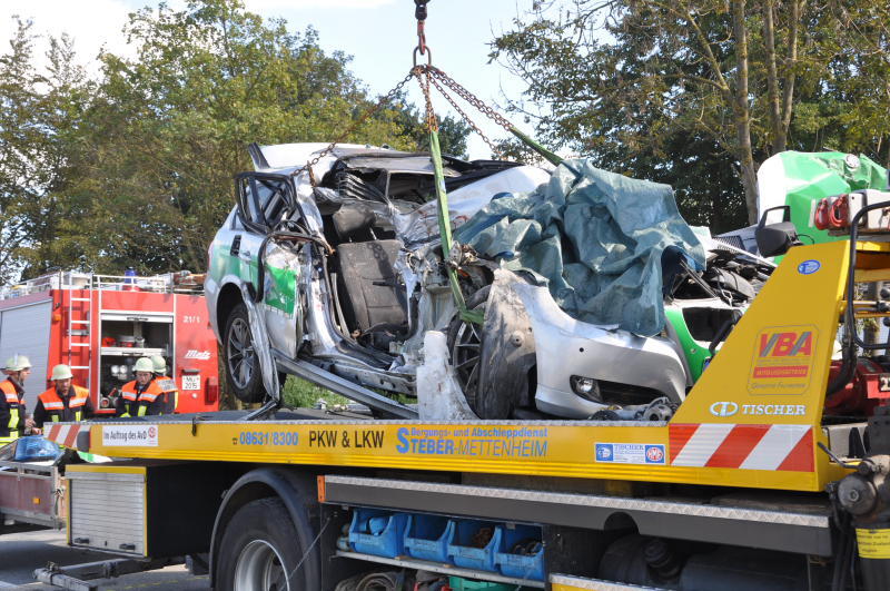 Polizeiwagen kracht in Betonmischer - Die Bilder vom schrecklichen Unfall