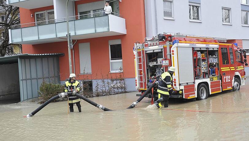 Wasserrohrbruch in Pasing: Die Feuerwehr pumpt Garagen und Keller aus Wasserrohrbruch in Pasing: Die Feuerwehr pumpt Garagen und Keller aus