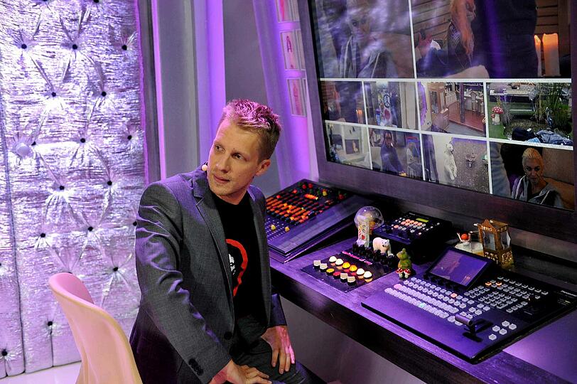 Promi Big Brother auf Sat1: Die Bilder von Tag 1. Jenny Elvers geht auf Tuchfühlung, Hasselhoff pennt.