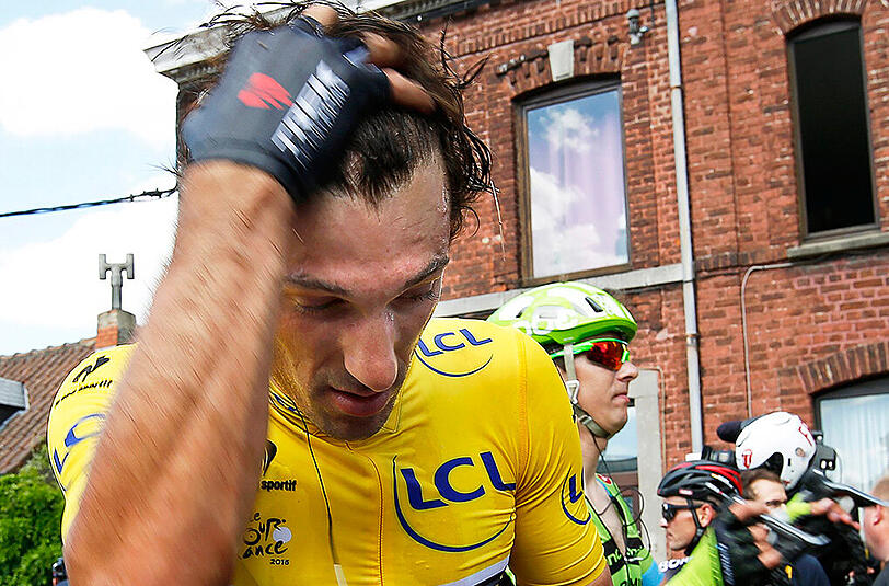 "Wer nichts riskiert, kann auch nichts gewinnen. Sicherlich geschehen auch deswegen die vielen Stürze", sagt Tony Martin. Gut 55 Kilometer vor dem Ziel der dritten Etappe der Tour de France kommt es bei Tempo 42 zu einem schweren Massensturz. Gelbträger Fabian Cancellara überschlägt sich, später kommt die bittere Diagnose: Zwei Rückenwirbel gebrochen. Das Aus.