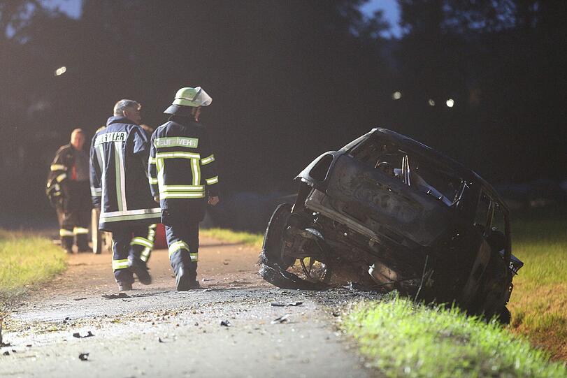 Zwei junge Männer sind mit ihrem Mini-Cooper frontal in einem Baum gekracht. Das Auto ging sofort in Flammen auf, die beiden 20-Jährigen verbrannten. Die Bilder.