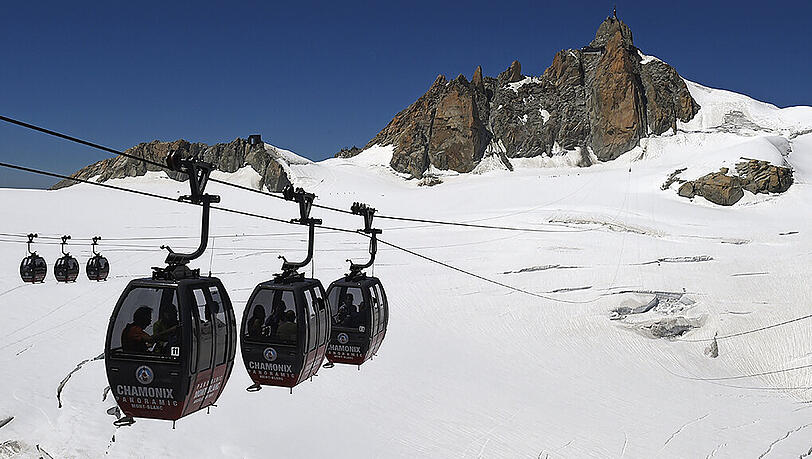Die Seilbahn auf den höchsten Berg der Alpen ist sehr beliebt. Die Seilbahn auf den höchsten Berg der Alpen ist sehr beliebt.