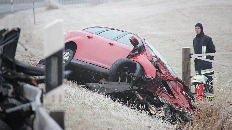 Am Donnerstagmorgen stießen zwei Autos auf einer Bundesstraße frontal zusammen. Beide Fahrer starben noch am Unfallort. Die Bilder des Unfalls.
