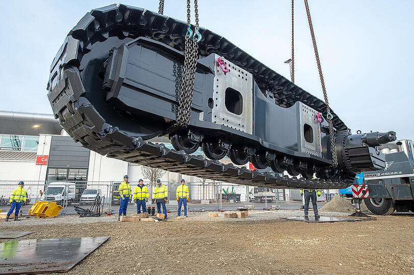 Raupenkette: 9 Meter lang, 2,5 Meter hoch, 54 Tonnen schwer.