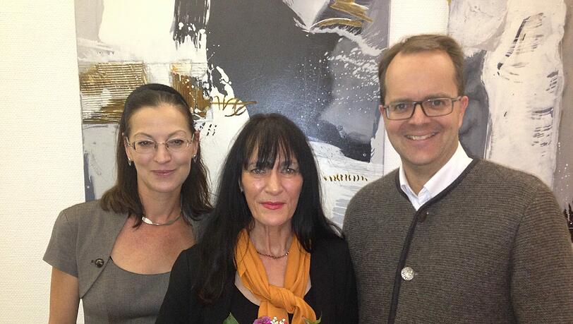 Die Künstlerin Gabriele Mühlbauer mit den SPD-Politikern Claudia Tausend (links) und Markus Rinderspacher. Die Künstlerin Gabriele Mühlbauer mit den SPD-Politikern Claudia Tausend (links) und Markus Rinderspacher.