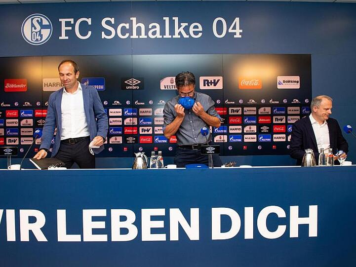 Marketing-Vorstand Alexander Jobst, Trainer David Wagner und Jochen Schneider (l-r) nahmen zur Schalke-Situation Stellung.