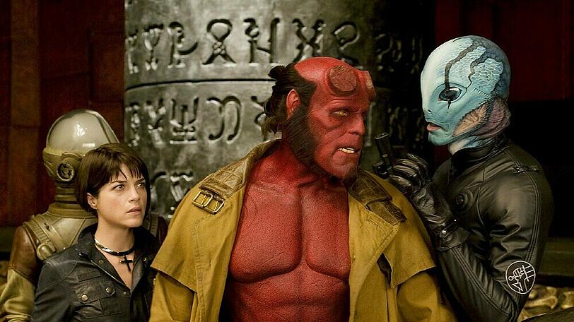 "Hellboy 2 - Die goldene Armee": Hellboy (Ron Perlman, l.) und Abe (Doug Jones) bereiten sich auf den Kampf mit der goldenen Armee vor.